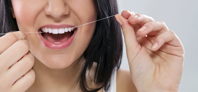 Zahnseide Flossetten Zahnzwischenraum verwenden Schöne Weiße-Zähne Gebiss-Lächeln