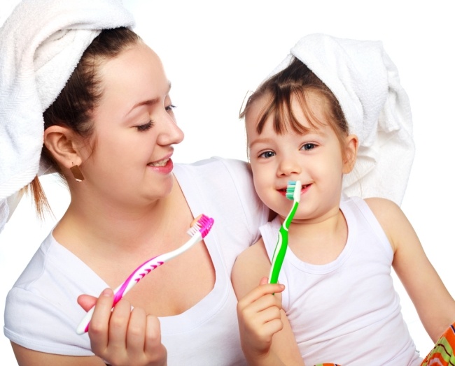 Zähne richtig putzen Mundhygiene Kinder-beibringen Ratgeber-Mundpflege 