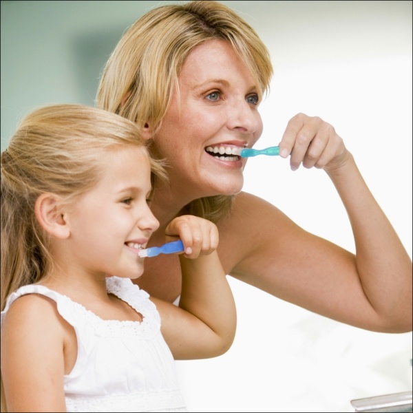 Kleinkind erwachsene Mundpflege Hygiene