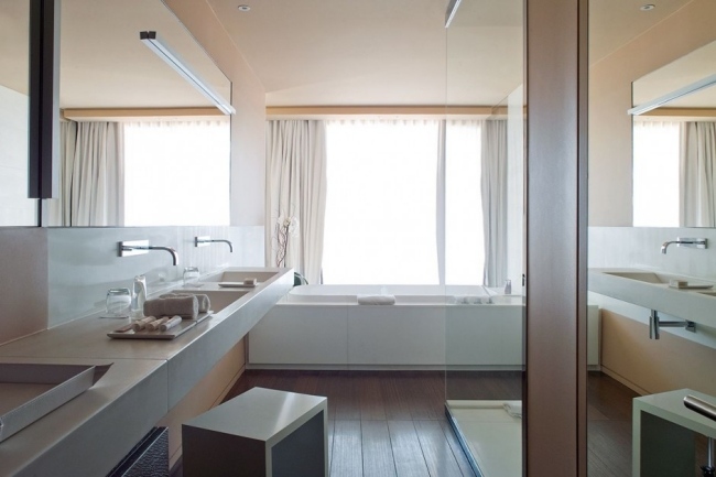 badezimmer-hotel-design-creme-farben-badewanne