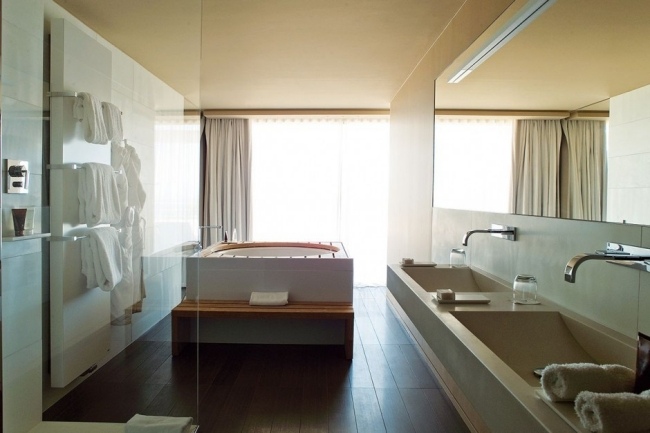 badezimmer-hotel-spa-atmosphäre-holz-dielenboden