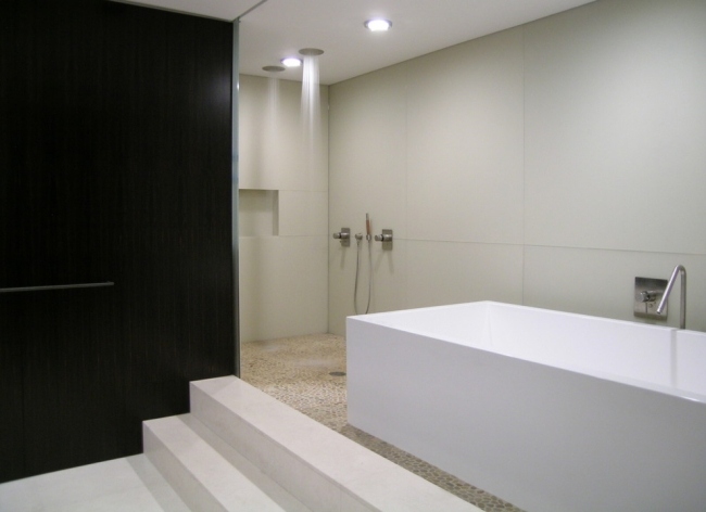 badezimmer schwarz weiß badewanne regendusche einbauleuchten