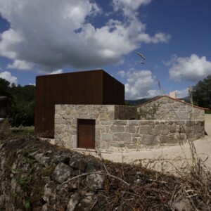 bauernhaus-moderner-anbau-Topos-Atelier-de-Arquitectura-steinmauer