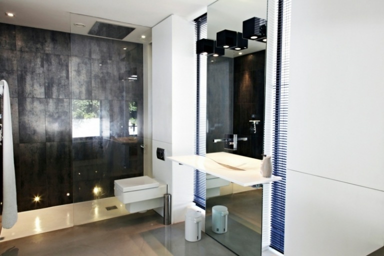 begehbare dusche fliesen glaenzend schwarz spiegel modern toilette badezimmer