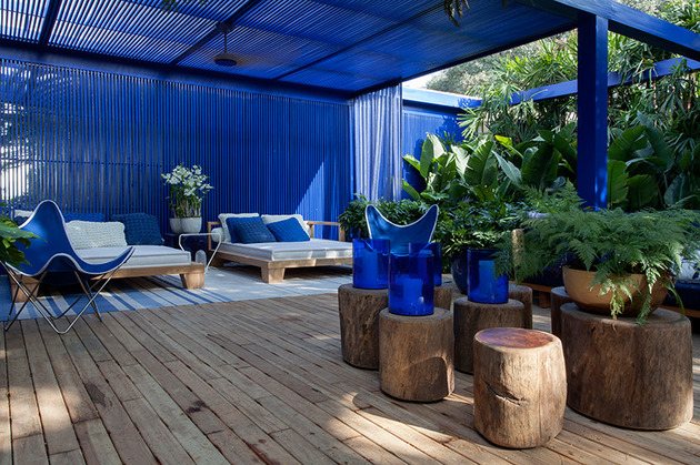 beistelltische massivholz stücke terrasse blaue terrassenüberdachung