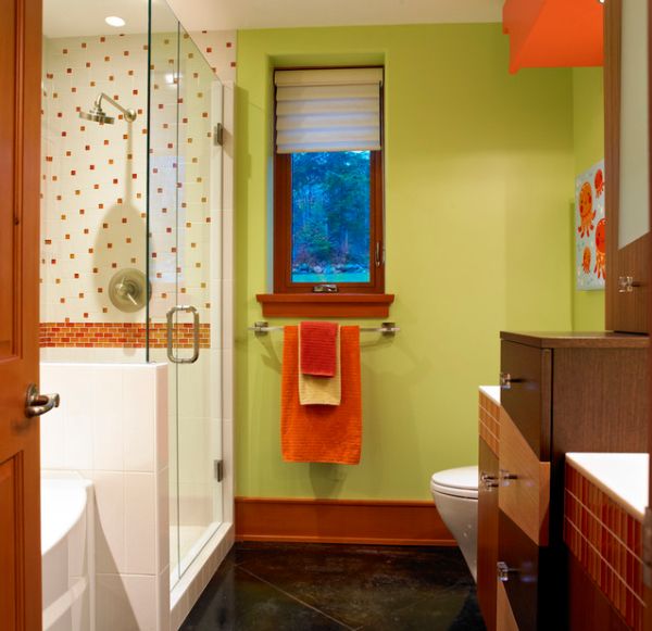 grüne Wände orange Tücher kleine Duschkabine