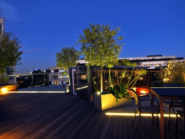 Gestaltungsideen für die Dachterrasse led leuchten dielen bäume pflanzen