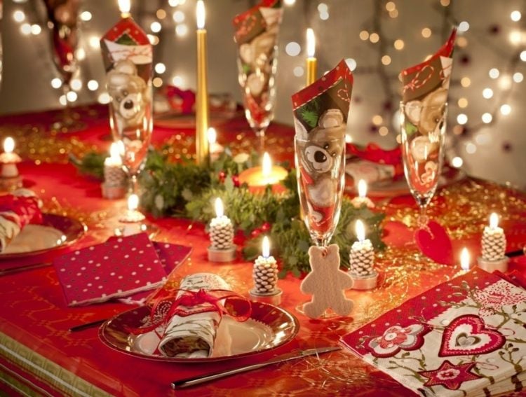 deko-ideen für den weihnachtstisch rot textil servietten teddy kerzen tannenzapfen