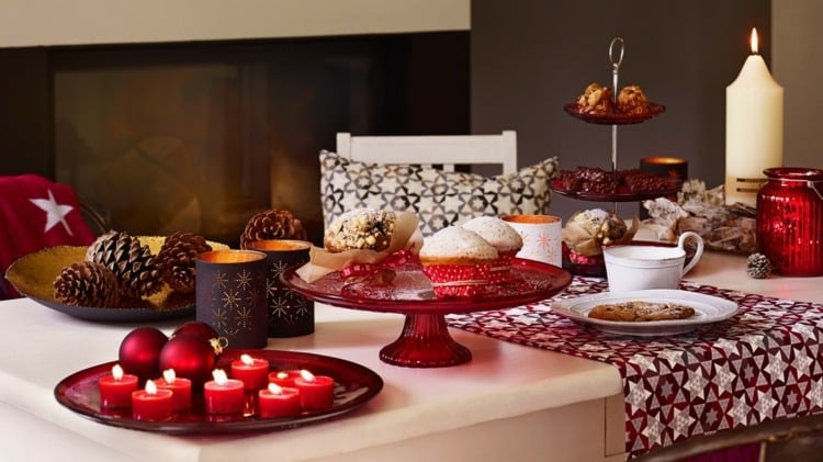 deko-ideen für den weihnachtstisch tischlaeufer windichter tannenzapfen dessertstaender