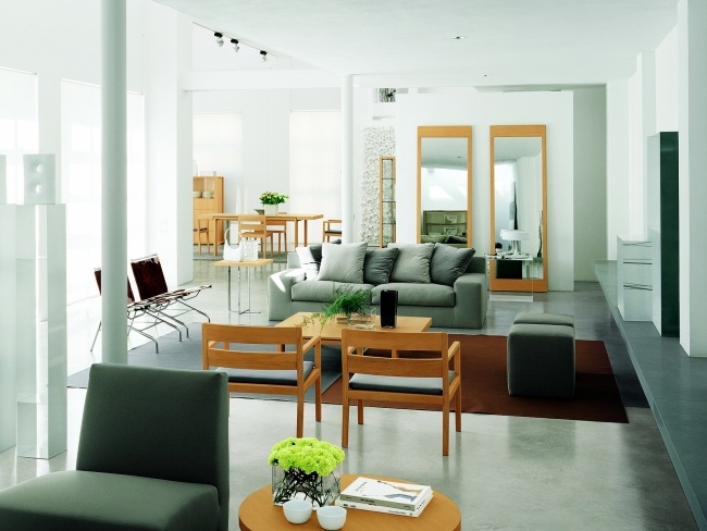 einrichten traditionell modern wohnbereich grau helles holz möbel