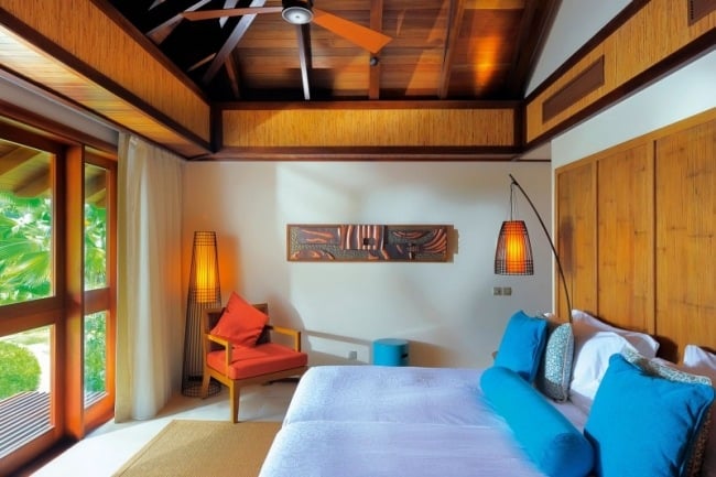 ferienvilla-einrichtung-schlafzimmer-holz-Seychellen-Constance-Ephelia