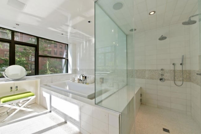 geräumiges badezimmer dusche badewanne weiß glaswand