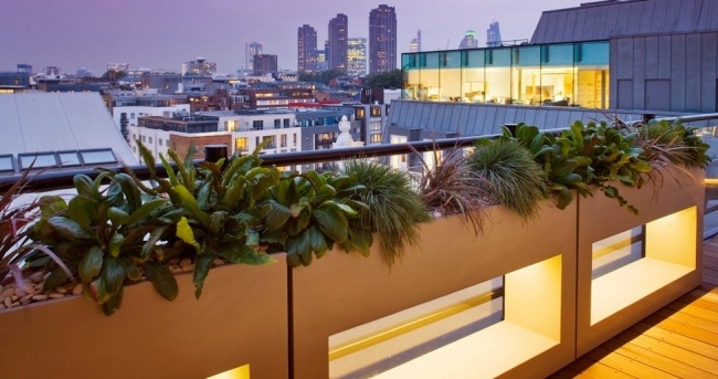 Gestaltungsideen für die Dachterrasse sichtschutz pflanzkübel beleuchtung