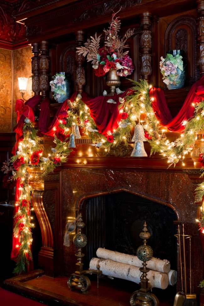 historisches haus kamin lichterketten schleife zu weihnachten dekoriert