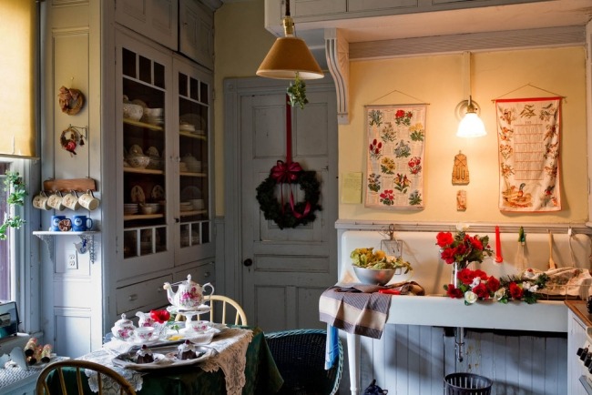historisches haus küche landhausstil zu weihnachten dekoriert