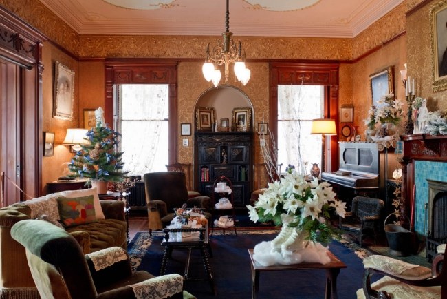 historisches haus zu weihnachten wohnzimmer weiße weihnachtssterne