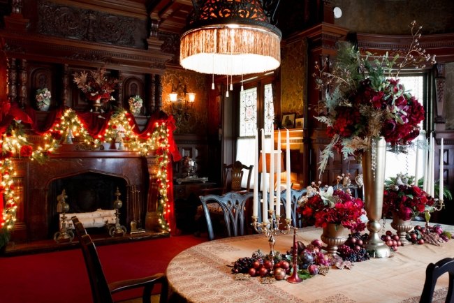 historisches haus üppige weihnachtsdeko wohnzimmer