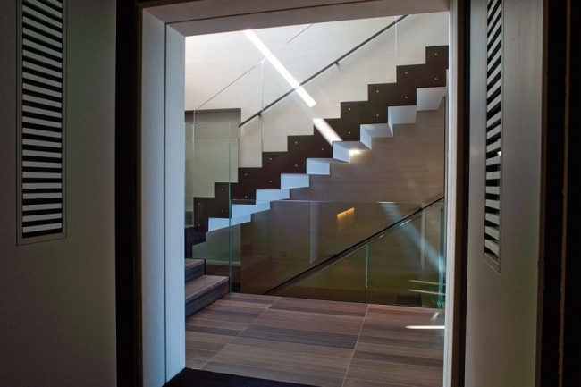 hotel-interieur-design-natürliche-materialien-treppen