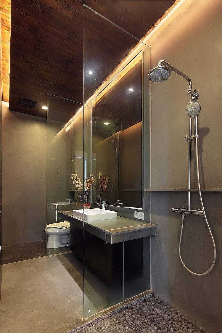 indirekte-LED-Deckenbeleuchtung-badezimmer-dusche-glas-trennwand-ohne-fliesen