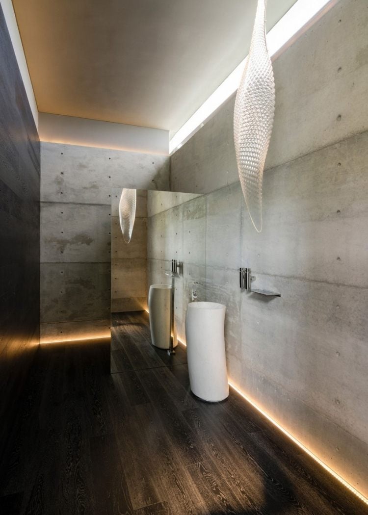 indirekte-LED-Deckenbeleuchtung-badezimmer-sichtbeton-wande-saulen-waschbecken