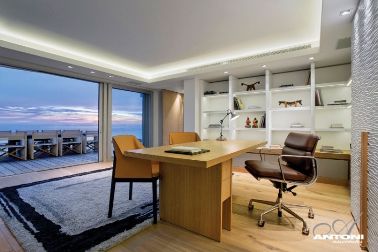 indirekte-LED-Deckenbeleuchtung-home-office-holz-schreibtisch-wandregale