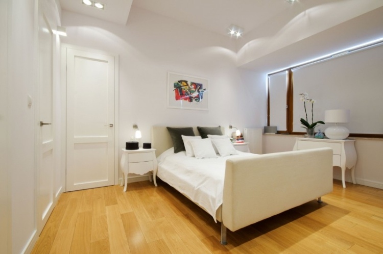 indirekte-LED-Deckenbeleuchtung-schlafzimmer-weisse-einrichtung