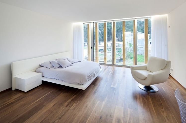 indirekte-LED-Deckenbeleuchtung-schlafzimmer-weisses-bett-holzboden