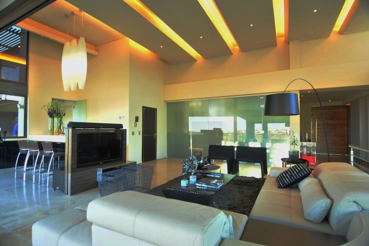 indirekte-LED-Deckenbeleuchtung-wohnbereich-abgehangte-decke-orange-licht