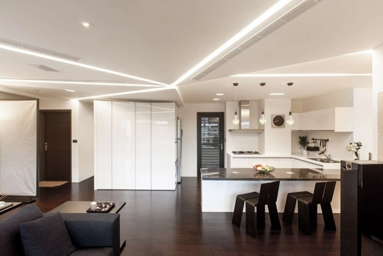indirekte-LED-Deckenbeleuchtung-wohnbereich-kaltes-licht-weiss