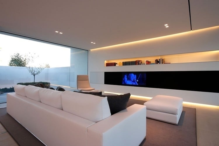indirekte-LED-Deckenbeleuchtung-wohnzimmer-minimalistisch-weiss-wohnwand