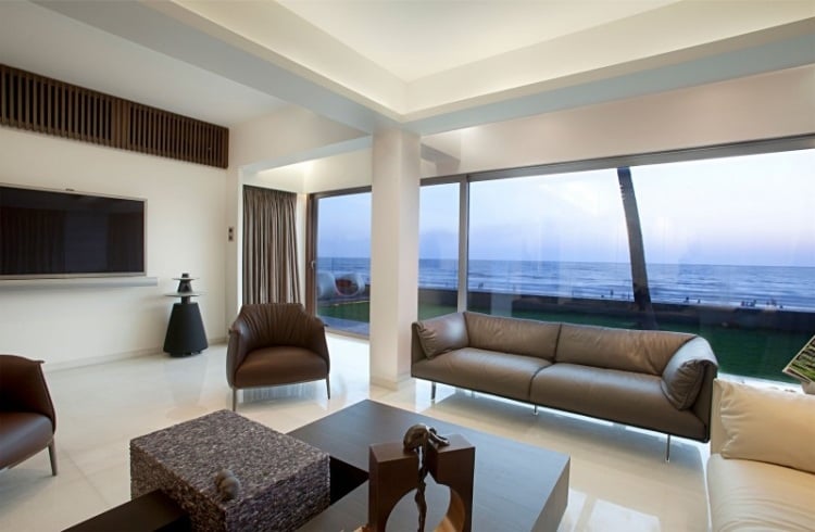 indirekte-LED-Deckenbeleuchtung-wohnzimmer-panoramafenster-weisse-bodenfliesen