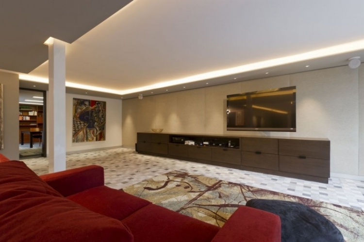 indirekte-LED-Deckenbeleuchtung-wohnzimmer-rot-braun
