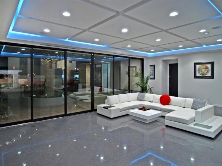 indirekte-LED-Deckenbeleuchtung-wohnzimmer-weisses-sofa-graue-bodenfliesen-blaues-licht