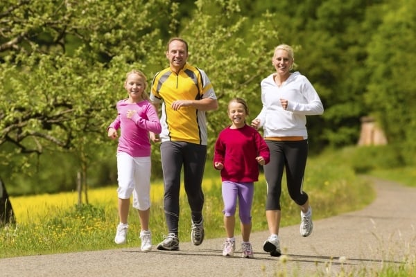 joggen familien spaßig freie zeit naturnah sportliche kleidung fit sein