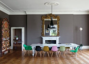 klassisch modern Stilmix Esszimmer Parkettboden Stühle bunt