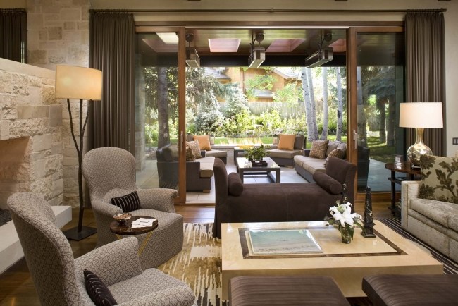 klassisch modern wohnzimmer terrasse braun grau nuancen