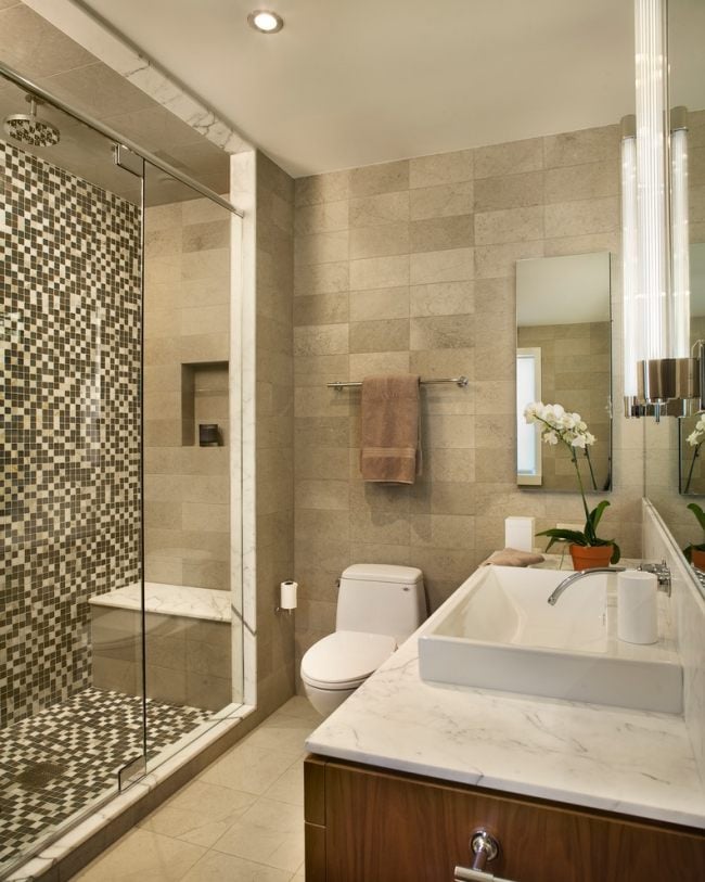 kleines Badezimmer mosaik Fliesen duschebereich waschtisch holz unterschrank