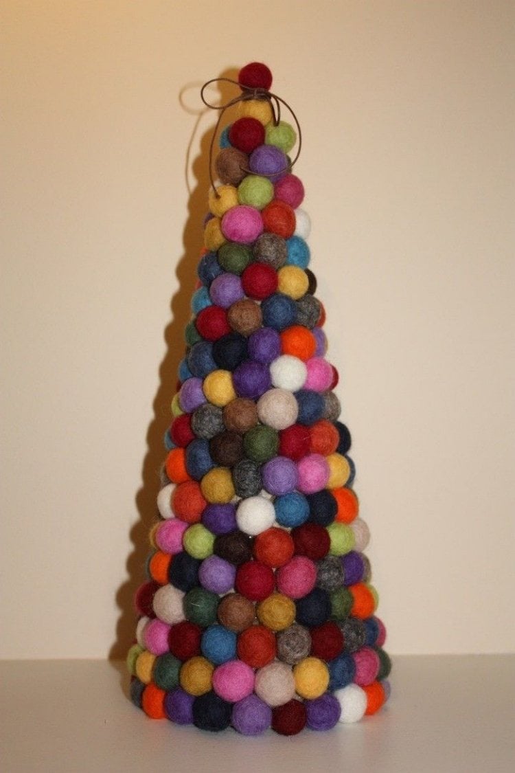 kunstlicher-weihnachtsbaum-basteln-kegel-filz-kugel-bunt-klein-diy