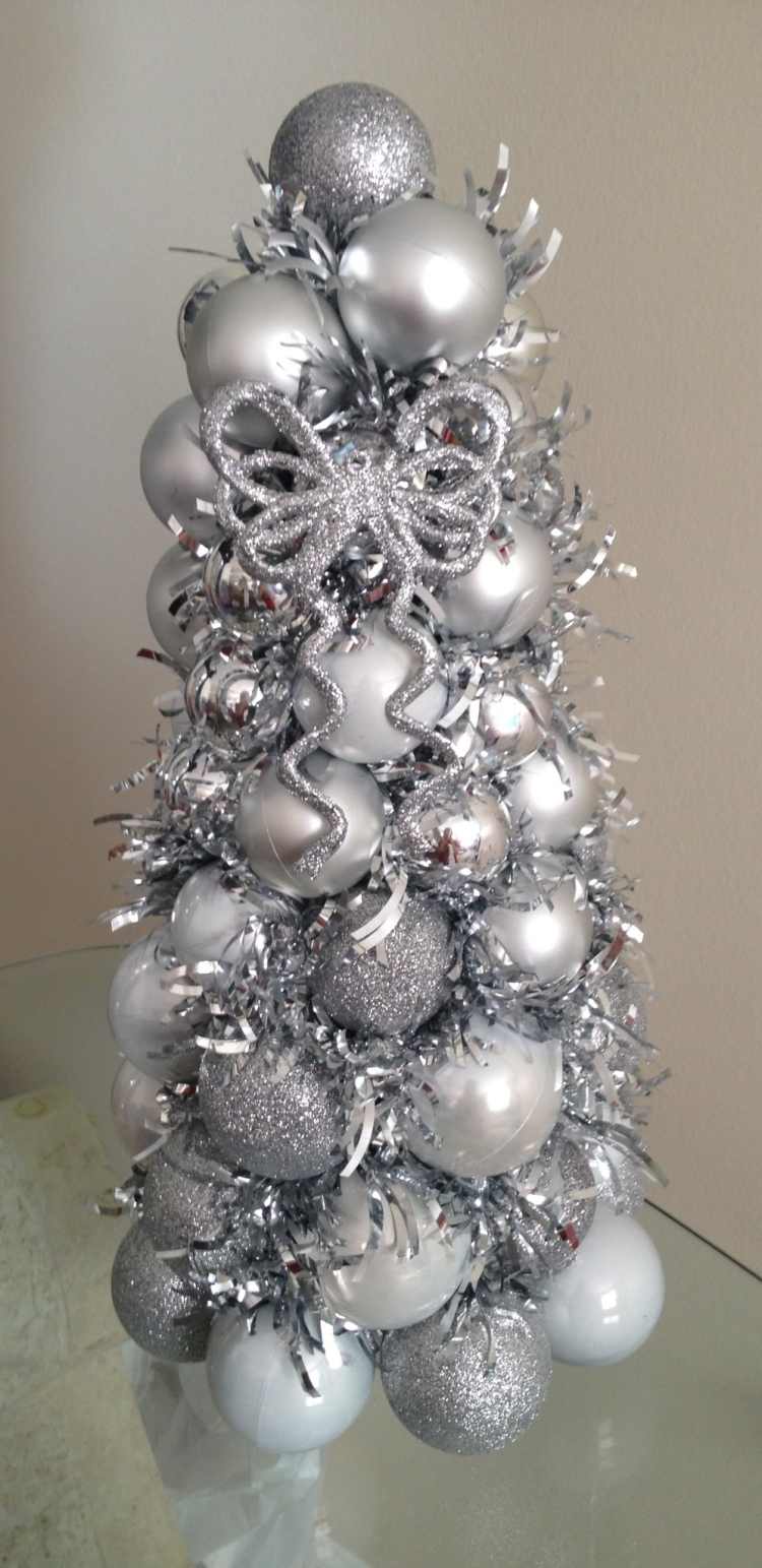 kunstlicher-weihnachtsbaum-basteln-silber-elegant-weihnachtskugel-girlande-glitzer