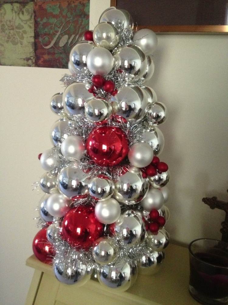 kunstlicher-weihnachtsbaum-basteln-silber-rot-weihnachtskugel-gilande-glitzer-diy