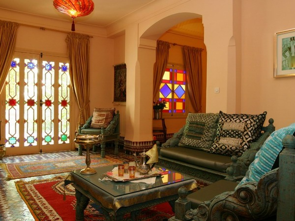 orientalisch wohnen Deko Kissen grünes Sofa Kilim