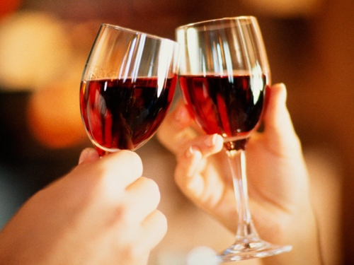lebensmittel gesundes leben herz rotwein glas maessige dosen