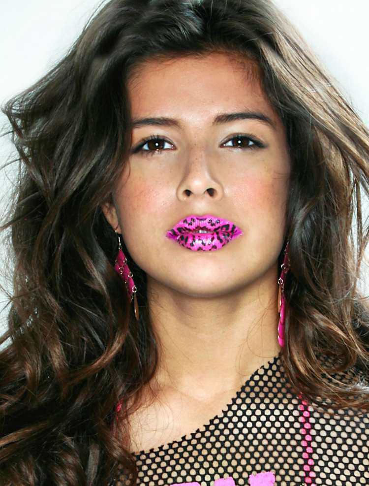 lippen-schminken-pink-leoparden-muster-schwarz-akzente-tattoo