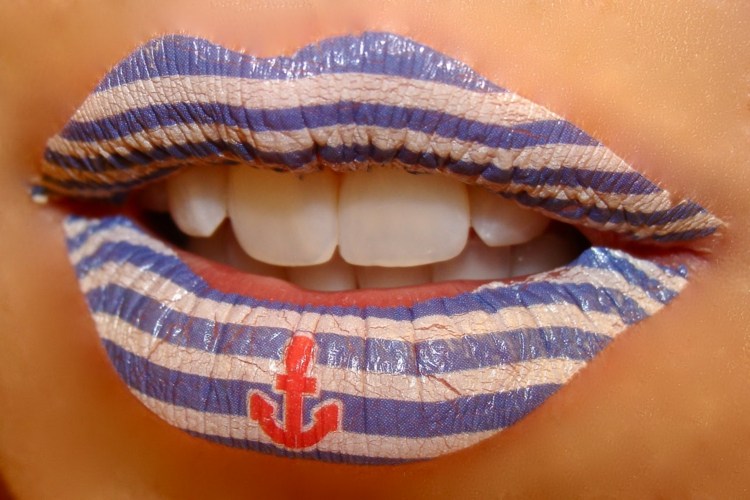 lippen schminken tattoo-idee-maritim-blau-weiss-streifen-anker
