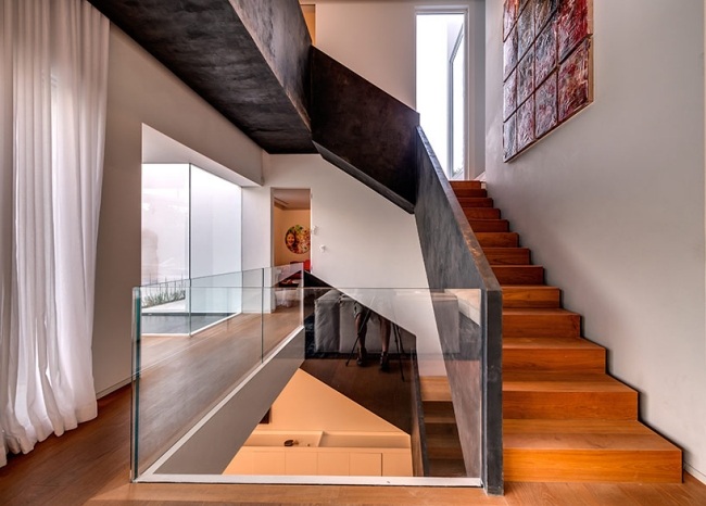 luxuriöses wohnhaus israel holz beton glas kontrast treppe