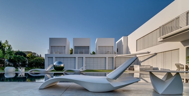 luxushaus in israel kubus pool terrasse weiß design sonnenliegen