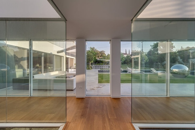 luxushaus israel L-form pool terrasse aumhohe glasfenster