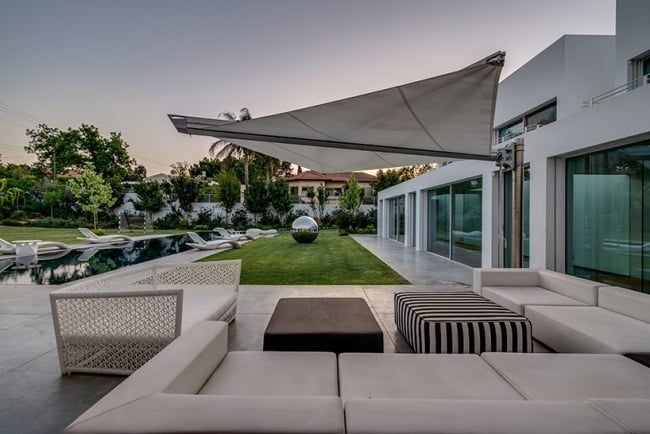 luxus wohnhaus israel terrasse innenhof pool sonnensegel verglasung