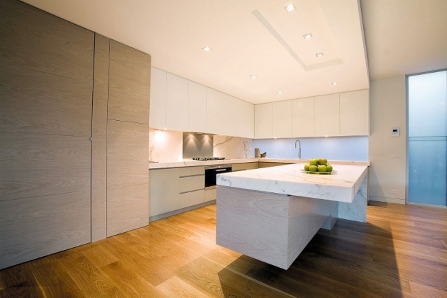 minimalismus Innendesign weiße Küche-Eingebaute Küchenschrank-Kochinsel Marmortheke