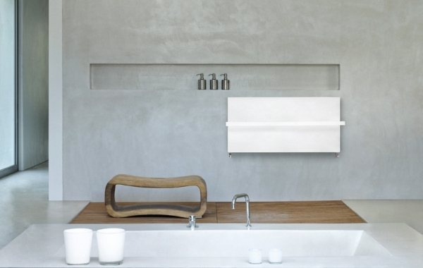 minimalistisches Bad Einrichtung-Heizung Geräte-weiß geradlinig Badewanne Betonwand